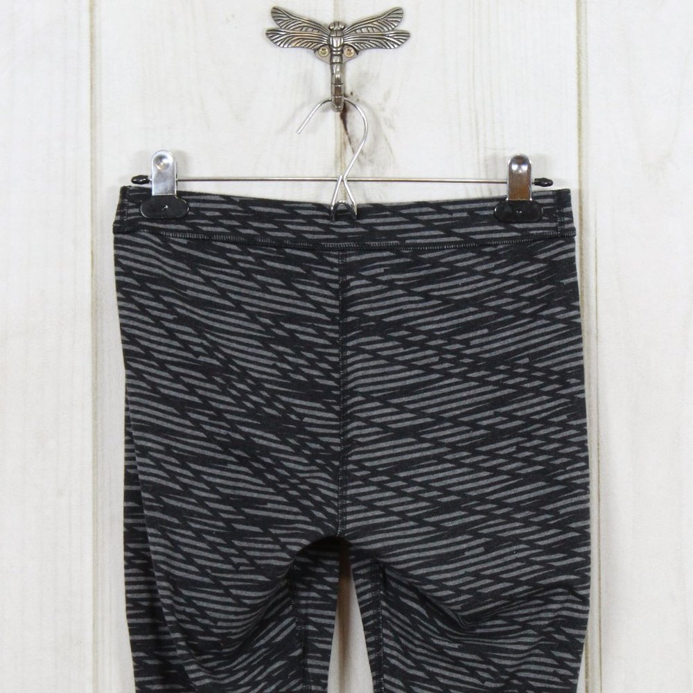 Under Armour Gray Striped Elastic Waist Athletic Cropped Leggings Size M - Picture 6 of 11